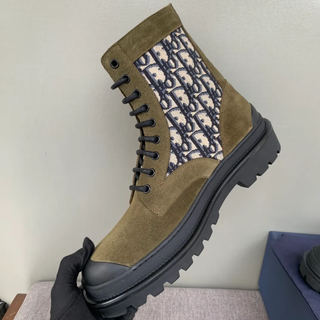 [DIOR] Top P: 920💰 Number of yards: 39~44 (38.45 custom-made, non-refundable) Dior Dior~ Winter series, original 1:1 development Casual men's leather shoes Made with heavy investment, shoes and boots are made of imported cowhide + imported Dior special fabric Not easily deformed black cowhide lining Dior large hardware inlay Original TPU vacuum outsole, black cowhide Black open edge beads Military green suede Black suede Khaki suede leather is crafted by a large factory, and the perfect product is only prepared for you who know your taste! Any comparisons are welcome.